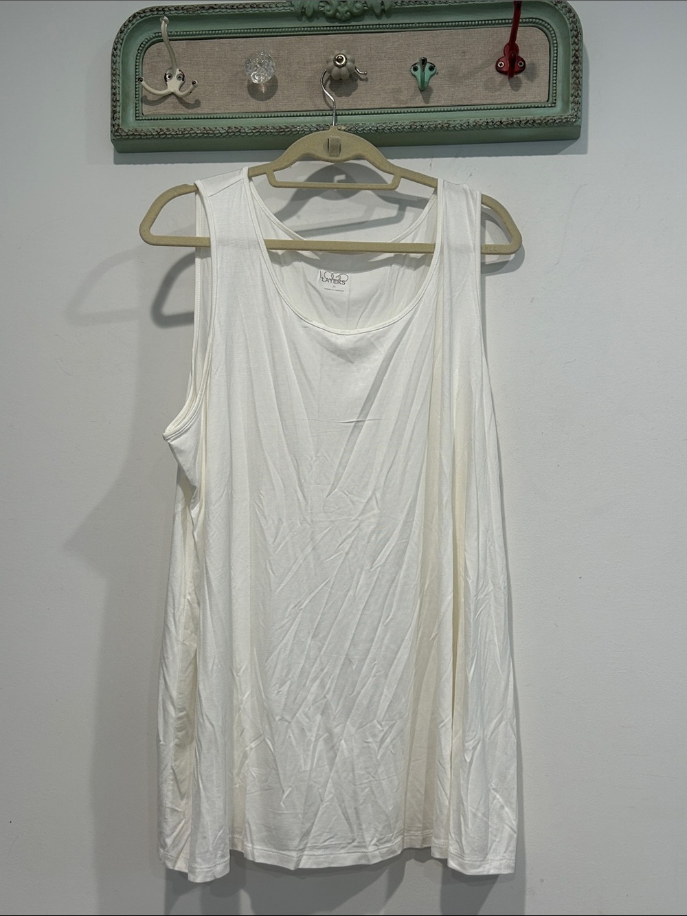 Logo layers white stretchy tan top plus size women’s 2X essential